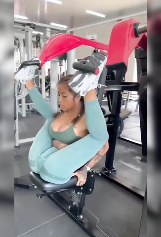 Thirsty Gym Girl Using Her Legs To Shoulder Press