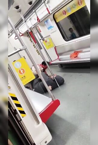 Woman Stabs her Husband On Metro In Front Of Her Child