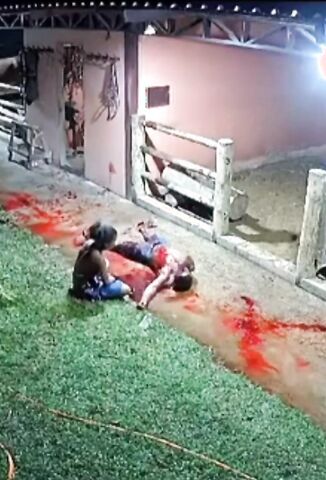 Man With Stab Wounds Lets Himself Bleed Out In Front Of His 15 Year Old Lover