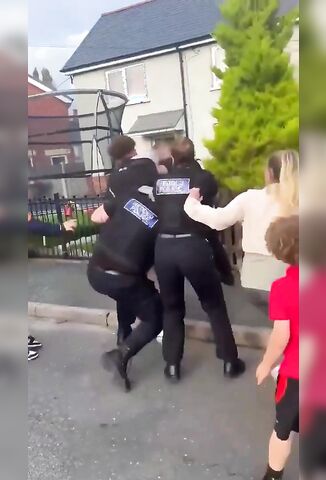 Welsh Police Trying To Arrest A Man