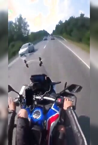 Biker Loses His Foot When Overtaking Goes Wrong