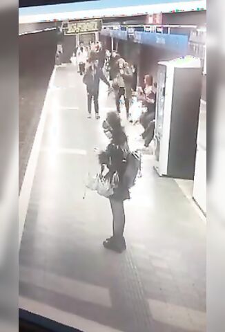 Nutcase Randomly Attacks Women On The Barcelona Subway