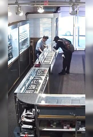 Robber Repeatedly Beats Elederly Jeweller