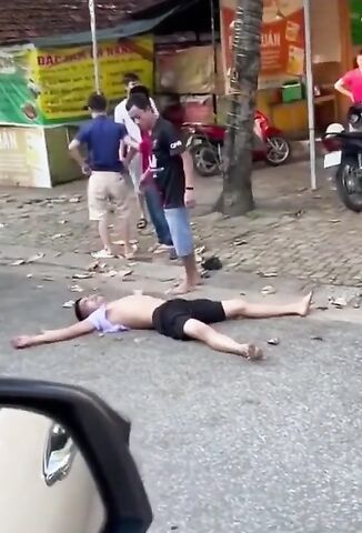 Man Plays Dead During Face Kicks Gets Revenge With A Rock