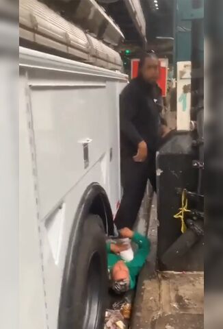 Big Black Dude Comes To The Rescue Of Store Owner Being Beaten