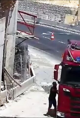 Truck Driver Crushed When His Caro Falls on Him