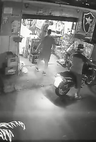 Robber Loses His Hand When Store Owners Friend Arrives