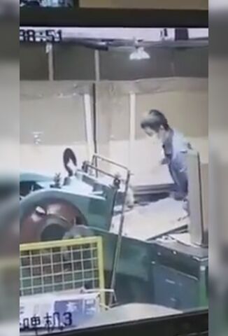 Man Sticks His Head In A Really Dumb Place