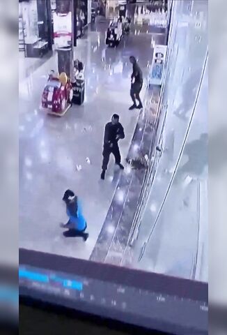 Palestinian Nutter Stabs Israeli Security Guards In Shopping Mall