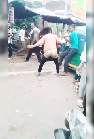 Woman Uses Her Stinky Pussy As An Extra Weapon In Fight With Rickshaw Driver