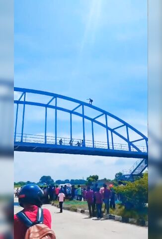 Man Leaps Off Bridge In China In Front Of Gathered Crowd