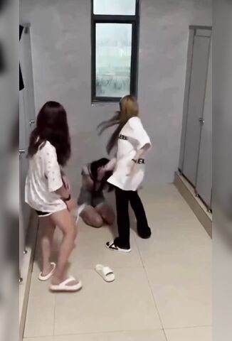 School In China Has A New Level Of Bullying With A Stun Gun