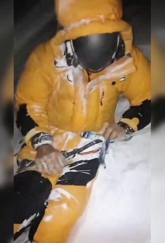 Climber Freezing To Death With No Gloves On A Mountain Lets Film Him