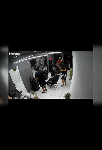 Hairdresser Hit - Gang Members Walk Into Barbershop And Ruin A Guys Day