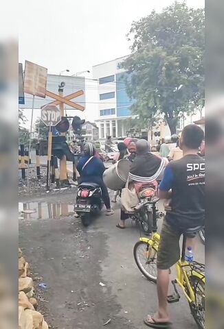 Man Parks His Scooter On The Train Tracks Nobody Tries To Stop Him