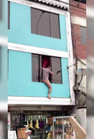 Half Naked Man Jumps From His Lovers Window And Leaves In A Hurry