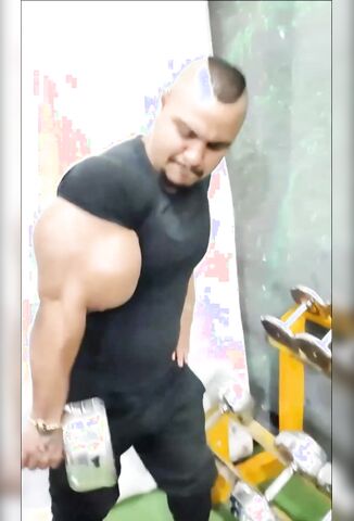 Muscle Bro Showing Off His Oily Gains