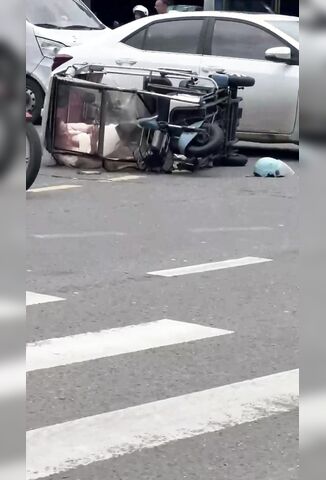 Zero Fucks Given By Passers By