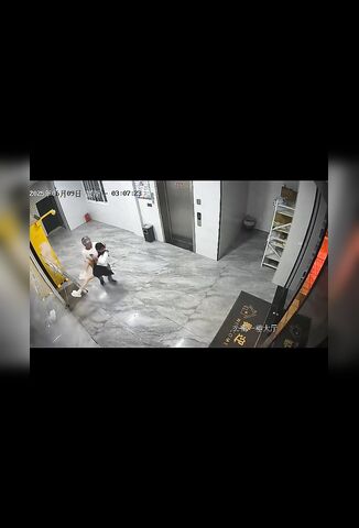 Psycho Tries To Snatch Girl In Lobby