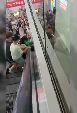 Kid Stuck His Head On The Escalator Rail