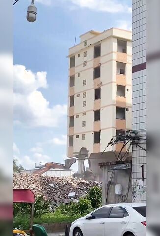 Demolition Worker Made A Fatal Mistake