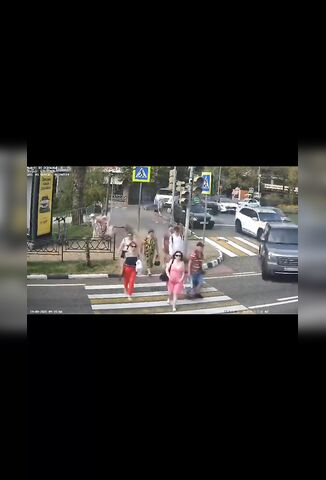 Land Rover Mows Down Pedestrians Crossing The Street