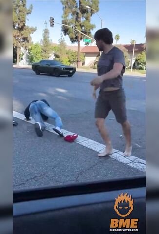 White Guy Finishes Fight With Black Guy In One Slam