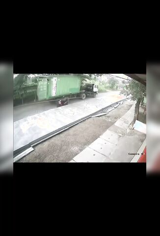 Truck Driver Forgot To Secure His Back Doors