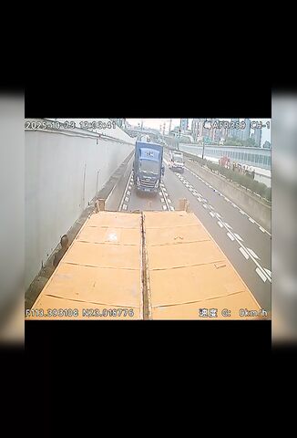 Driver On The Phone Sends His Last Ever Message