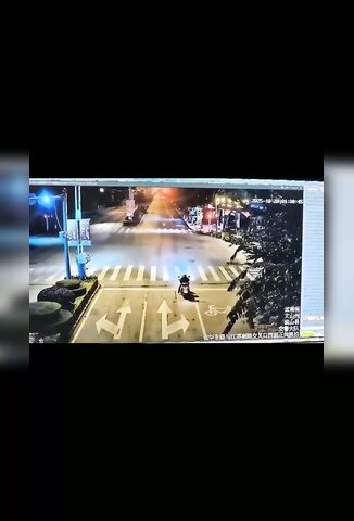 Biker Waiting At The Lights Gets A Reminder How Vulnerable Bikers Are