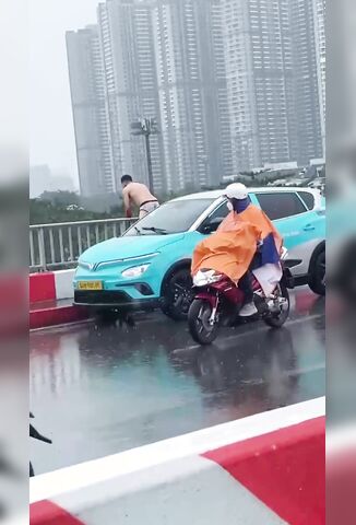 Man Cuts His Neck Then Jumps Off A Bridge During Rush Hour