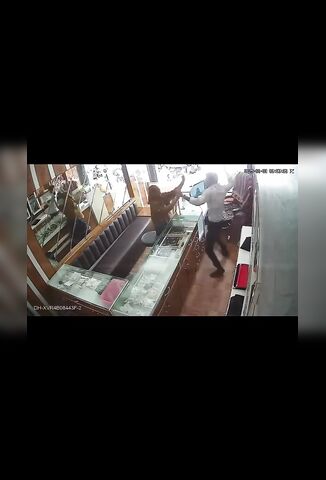 Attempted Robbery With Chilli Powder To The Face Goes Wrong For Her