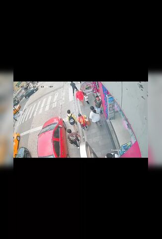 Mother Carrying Daughter Hit By Stray Bullet From Police v Robber Shootout In Ecuador