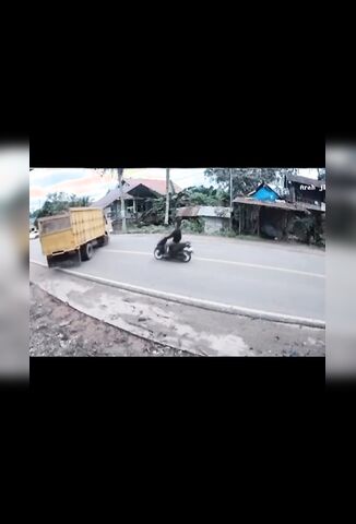 Biker Slams Head On Into The Side of A Turning Truck
