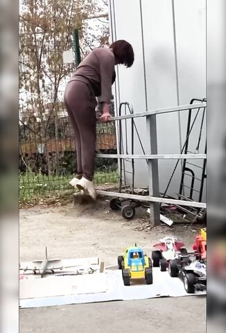 Tweaker Selling Her Wares At The Flea Market