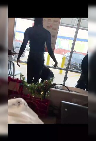 Man Picks Fight With Waffle House Employee But Doesn't Count On Their Comradery