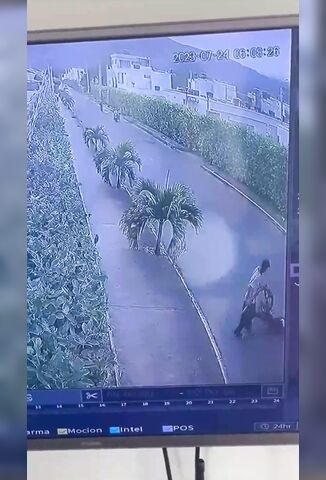 Man Robs A Bicycle With An Iron Bar