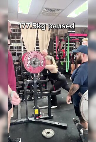 How Many Men Does It Take To Spot A Female Weightlifter