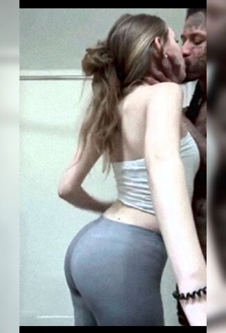 White Girl In A Trap House