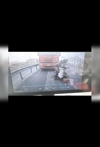 This Is Why You Don't Stop In Front Of A Trucks Blind Spot