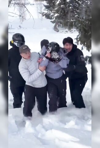 Snow Leopard Attacked A Skiing Tourist