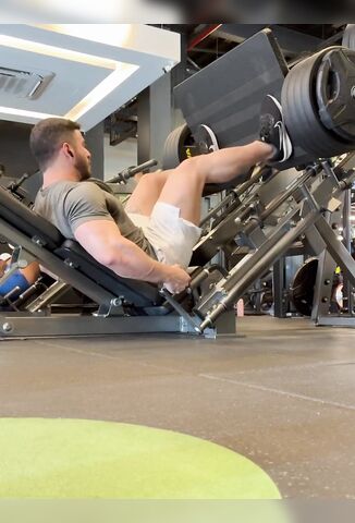 Lifter Snaps His Knee Trying To Ego Lift On The Leg Press