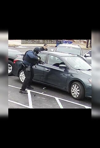 US Marshall Threatens Suspect With No Bullets In His Gun