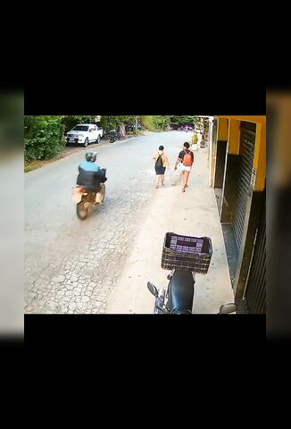 Man Sees His Ex So Pulls Out His Axe