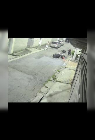 Two Robbers Pick On An Off Duty Female Cop