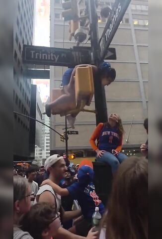 Fan Starts Twerking After Nicks Game